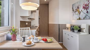 Køleskab, mikrobølgeovn, ovn, kogeplade