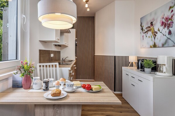 Fridge, microwave, oven, stovetop - Cozy apartment on the ground floor for 2 persons (Carolinensiel)