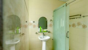 Douche, sĂšche-cheveux, savon, shampoing