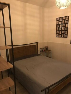 1 habitación, tabla de planchar con plancha, cuna de viaje y wifi