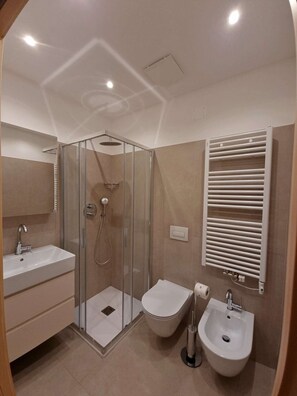Douche, bidet, serviettes fournies