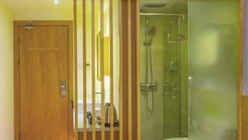 Deluxe Double Room | Bathroom shower
