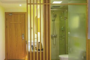 Habitación doble Deluxe | Regadera en el baño