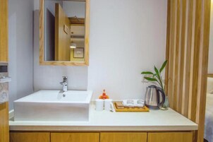 Classic-herbergi með tvíbreiðu rúmi | Baðherbergi | Sturta, snyrtivörur án endurgjalds, hárblásari, inniskór