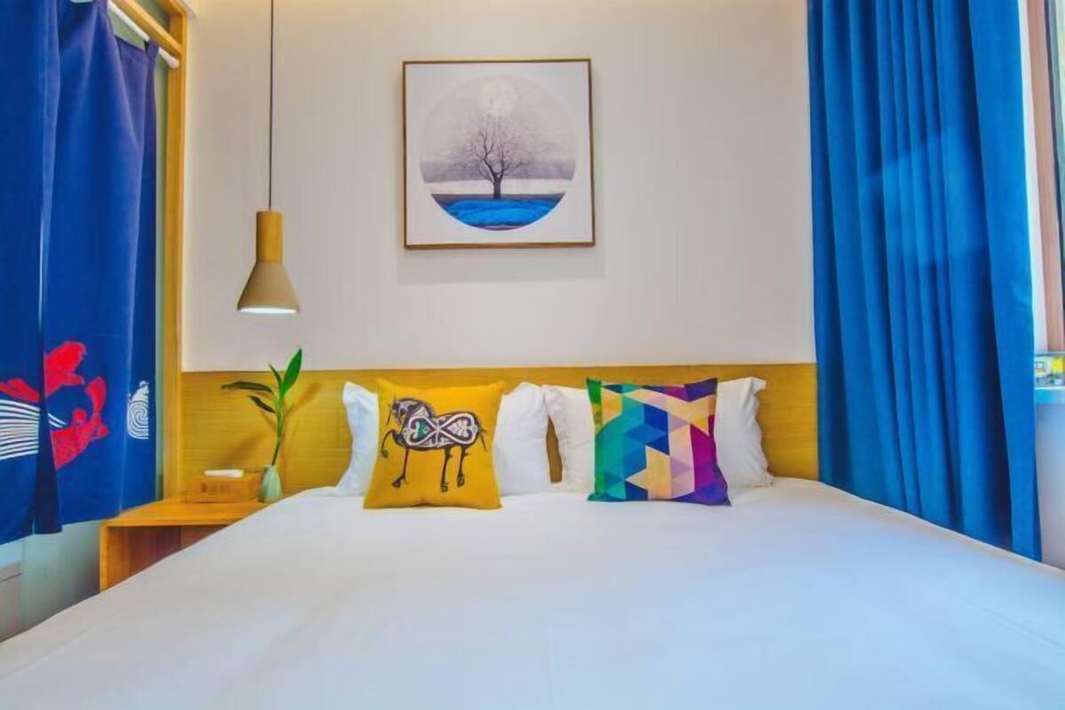Een bureau, verduisterende gordijnen, gratis wifi, beddengoed