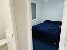 Decoración personalizada, muebles diferentes, escritorio y ropa de cama 