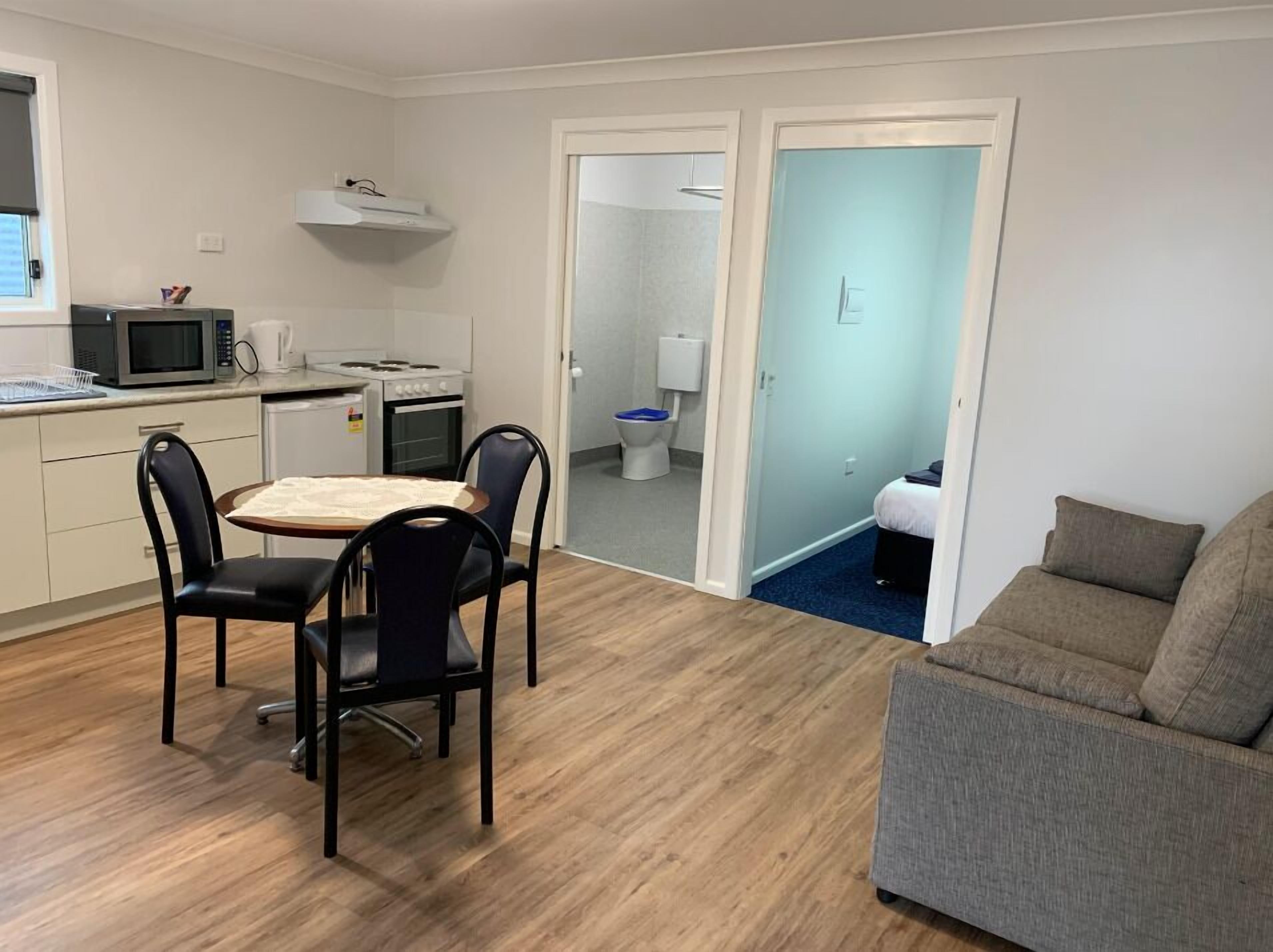 Hytte – deluxe | Oppholdsområde | En 20-tommers Flatskjerm-TV med digitale kanaler samt TV
