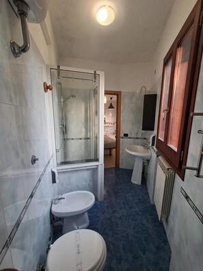 Sèche-cheveux, serviettes fournies