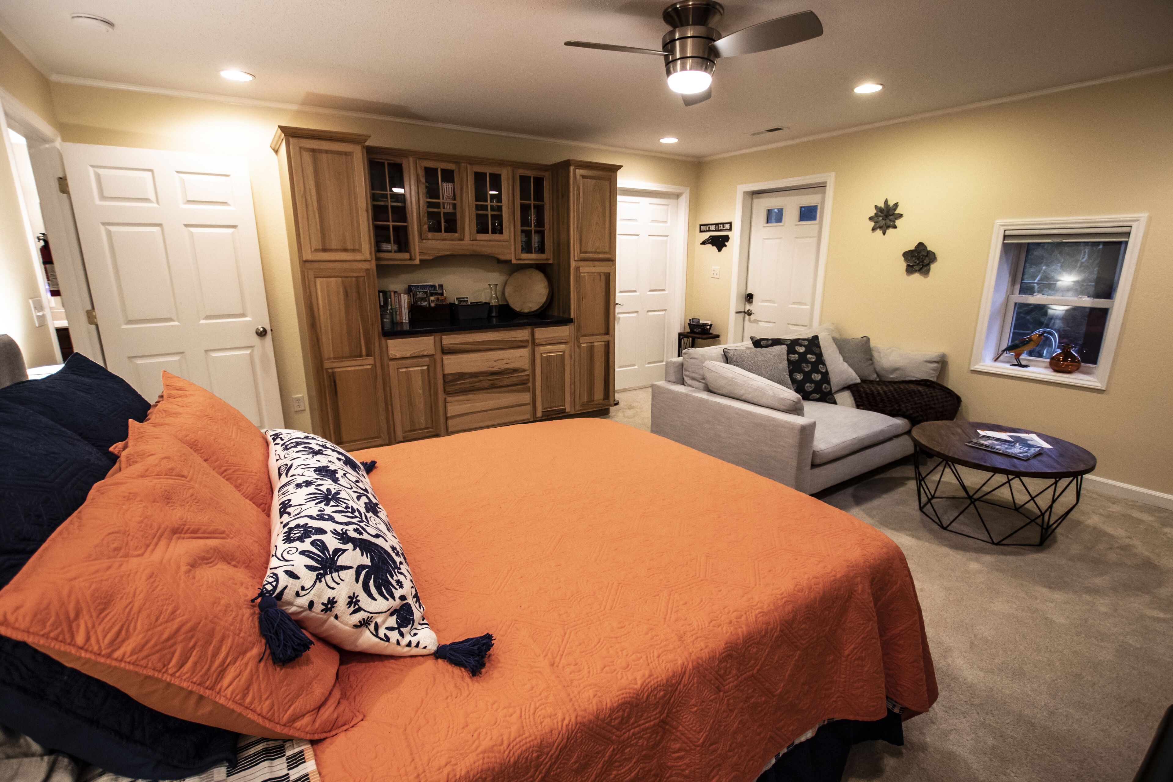 Vast Sky Mountain View Studio located just North of Downtown Asheville Walking!!