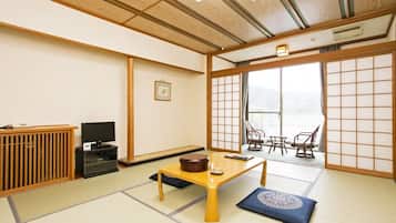 Japanese Style Room, Smoking