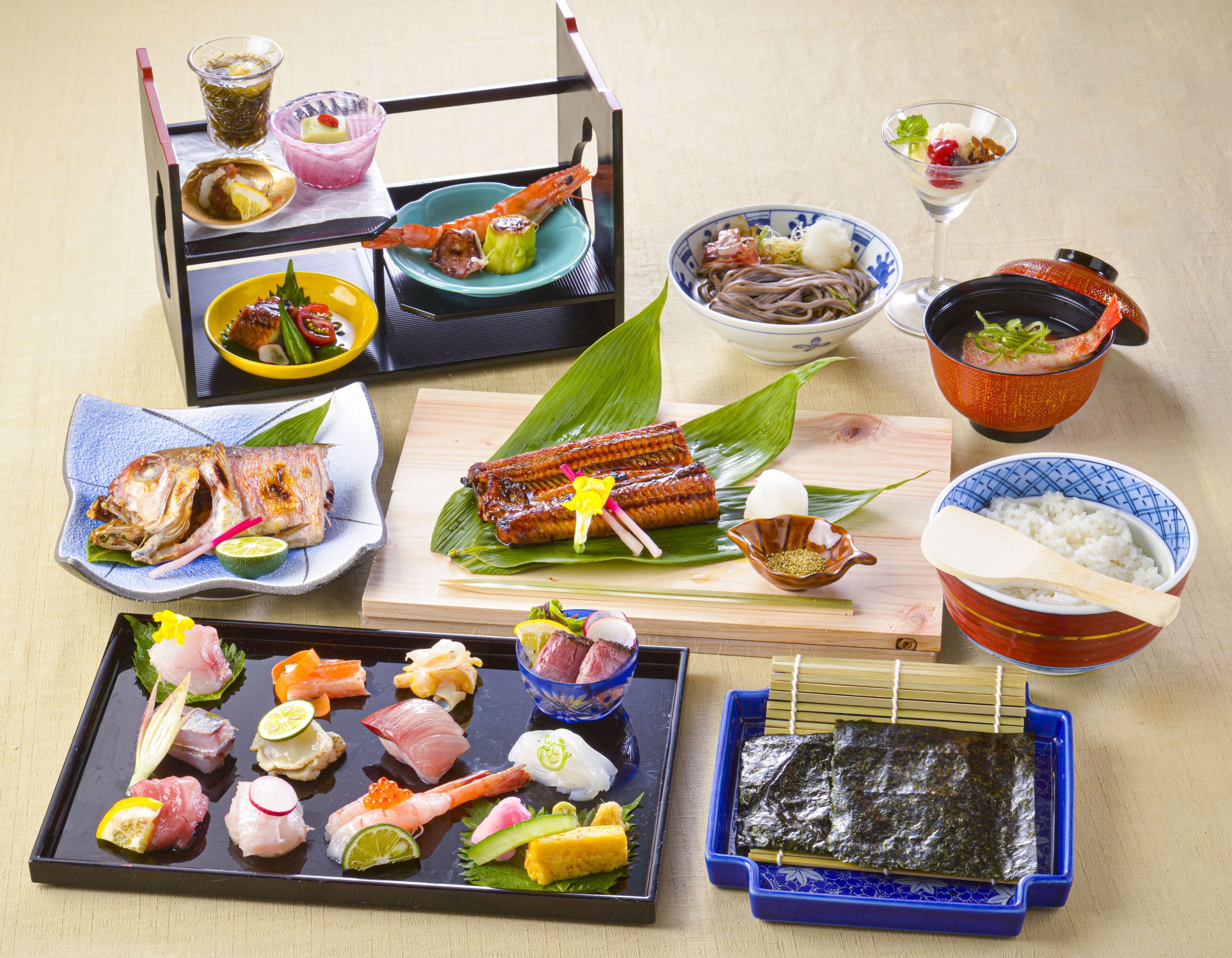 Une variété de plats japonais, notamment des sushis, des sashimis et des fruits de mer grillés, présentés sur une table en bois.