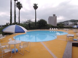 Una piscina al aire libre de temporada