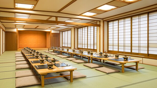 Et traditionelt japansk rum med tatamimåtter, lave borde og skydedøre.