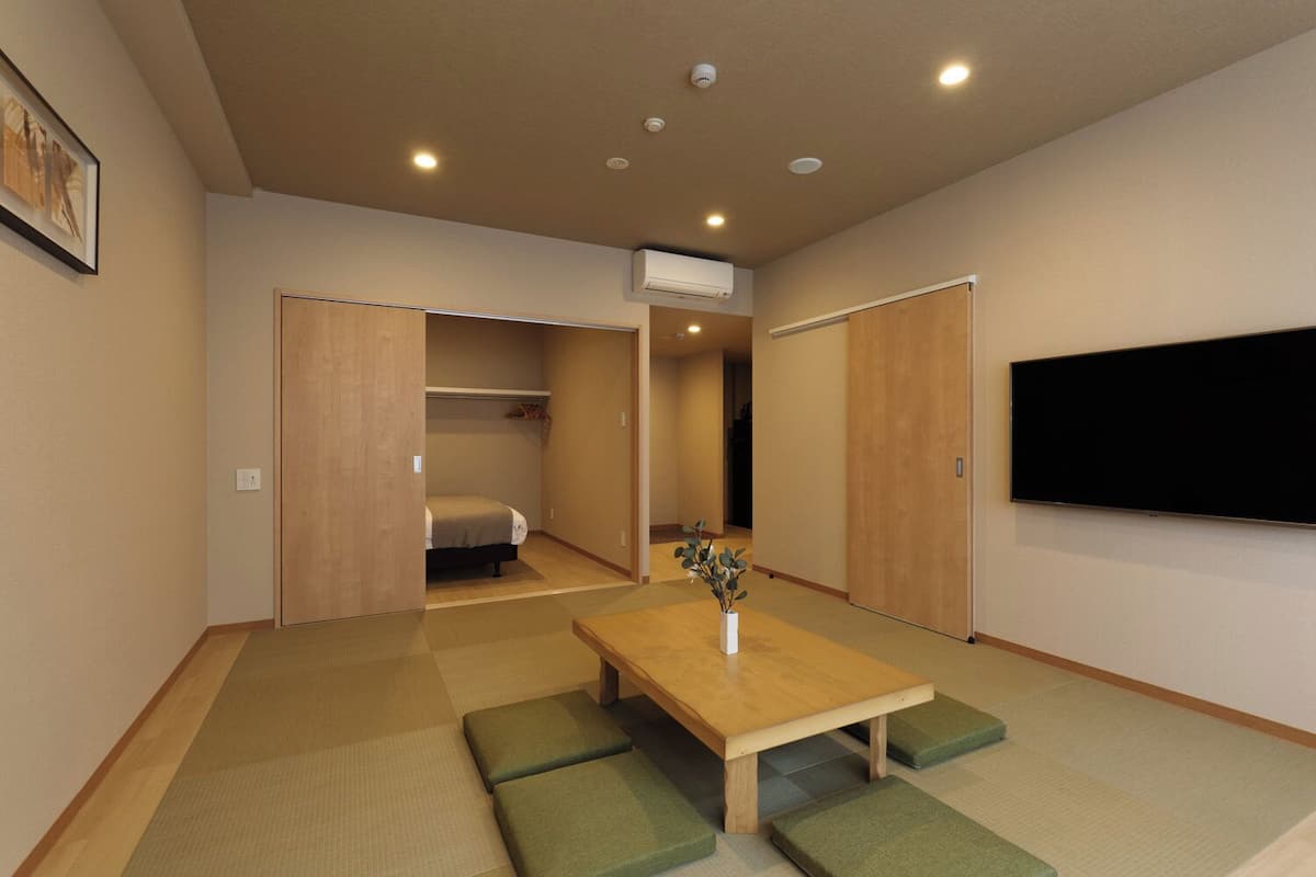 Comfort Suite, 1 Bedroom, Non Smoking, Hot Tub | Living area | Smart TV