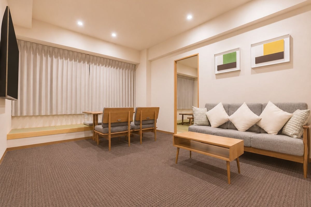 Grand Suite, 2 Bedrooms, Non Smoking, Hot Tub | Living area | Smart TV