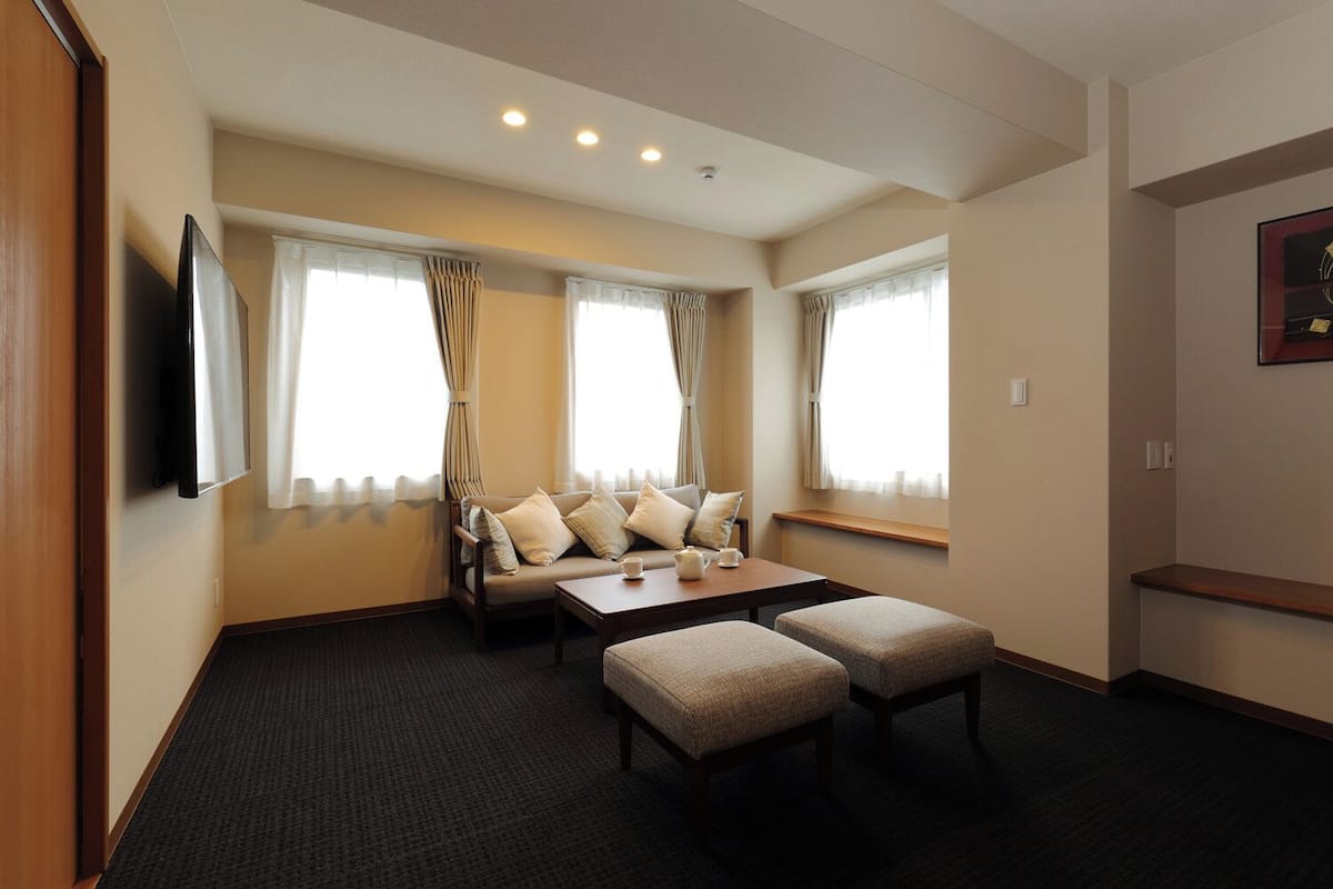 Premium Suite, Non Smoking, Hot Tub | Living area | Smart TV