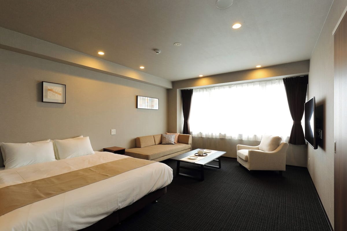 Luxury Suite, Non Smoking, Hot Tub | Living area | Smart TV