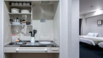 Lemari es, microwave, oven, dan kompor