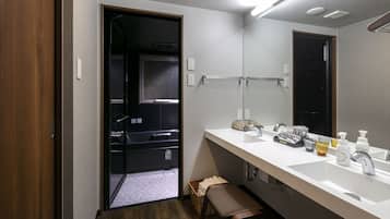 Club Suite, 1 Bedroom, Non Smoking, Hot Tub | Bathroom | Separate bathtub and shower, jetted bath, rainfall showerhead