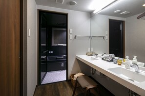 Club Suite, 1 Bedroom, Non Smoking, Hot Tub | Bathroom | Separate tub and shower, jetted tub, rainfall showerhead