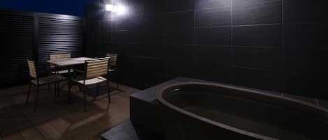 Deep-soaking bathtub