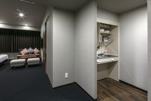 Club Suite, 1 Bedroom, Non Smoking, Hot Tub | Private kitchen | Fridge, microwave, oven, stovetop