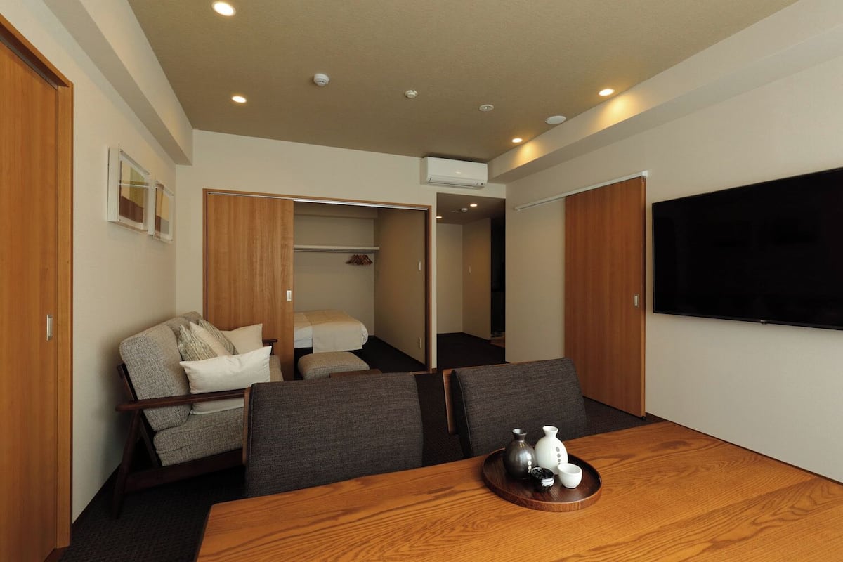 Grand Suite, 2 Bedrooms, Non Smoking, Hot Tub | Living area | Smart TV