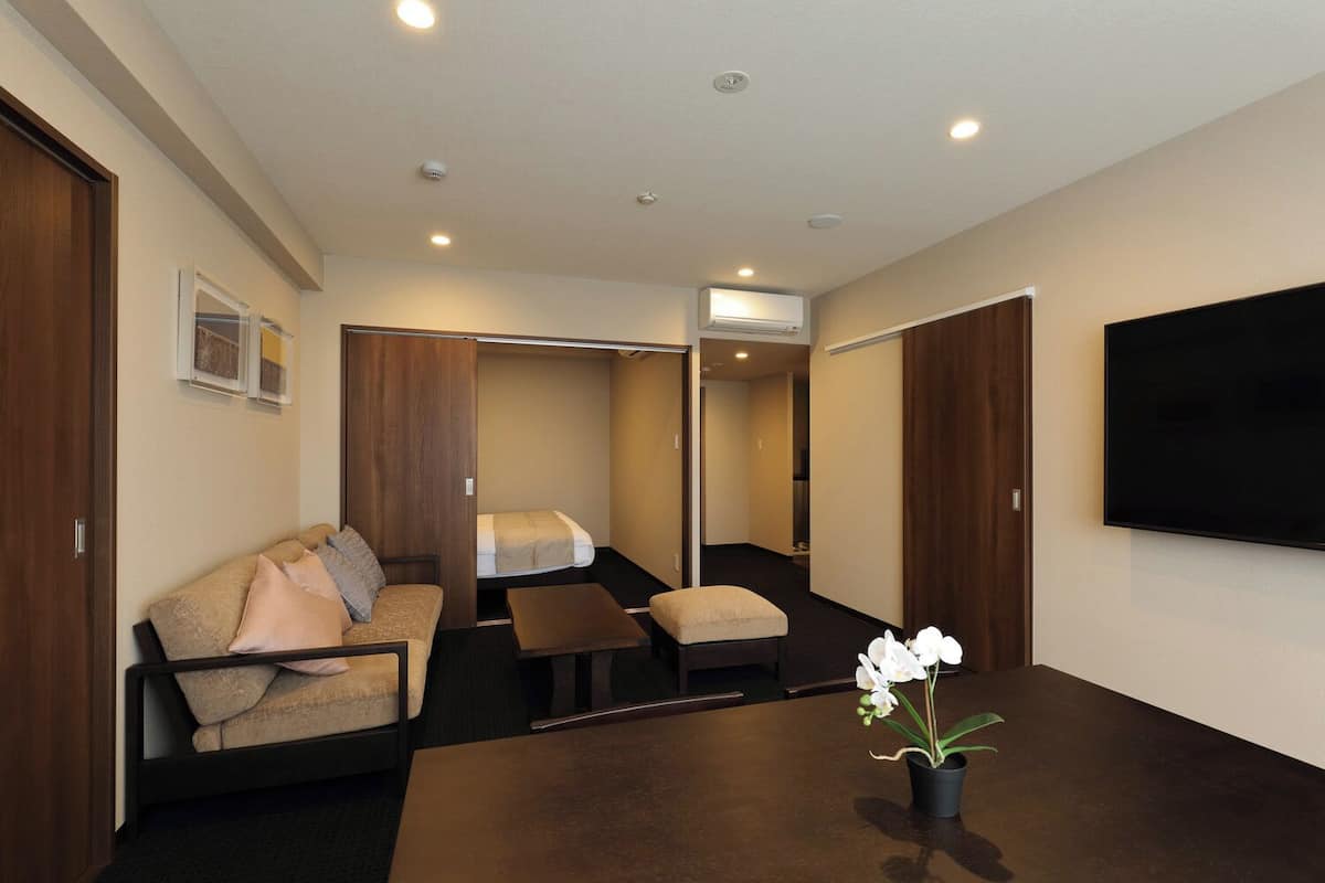 Executive Suite, 2 Bedrooms, Non Smoking, Hot Tub | Living area | Smart TV