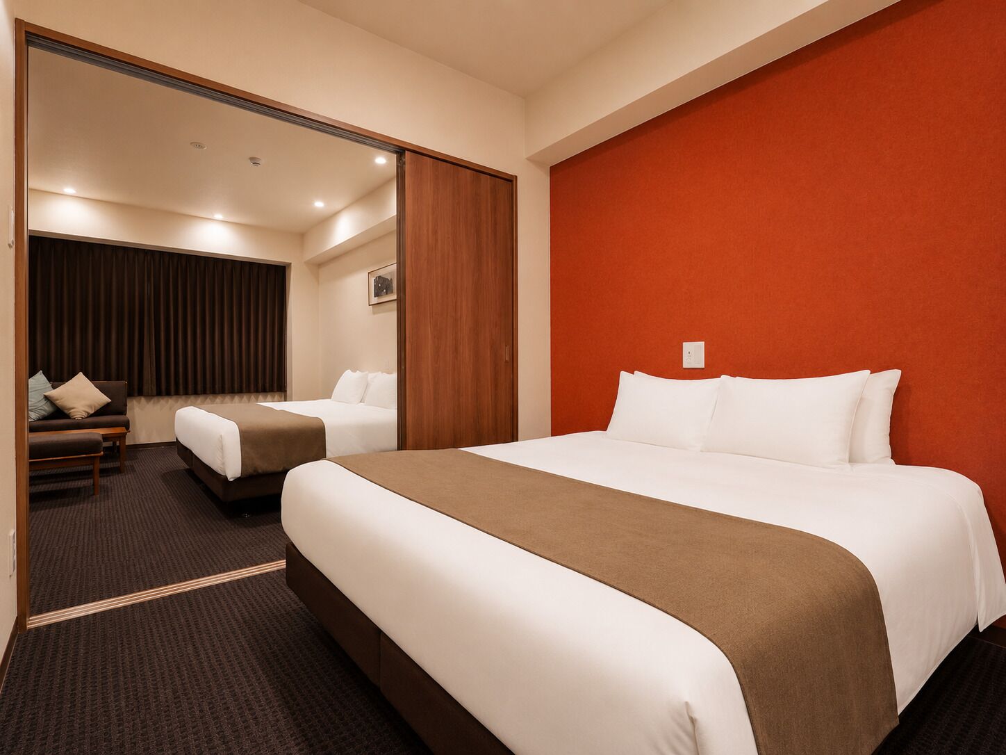 Een hotelkamer met een groot bed, een bank en een bureau.