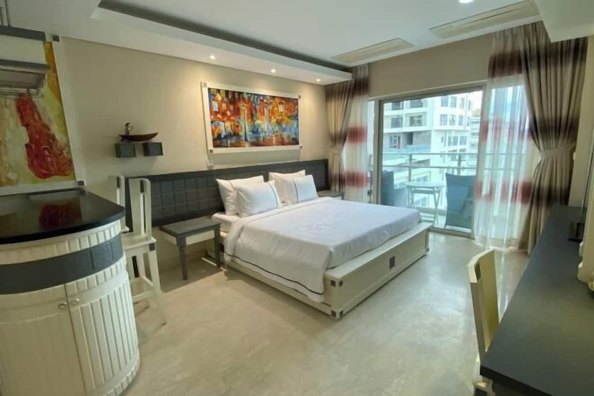 1 bedroom, Egyptian cotton sheets, premium bedding, down comforters
