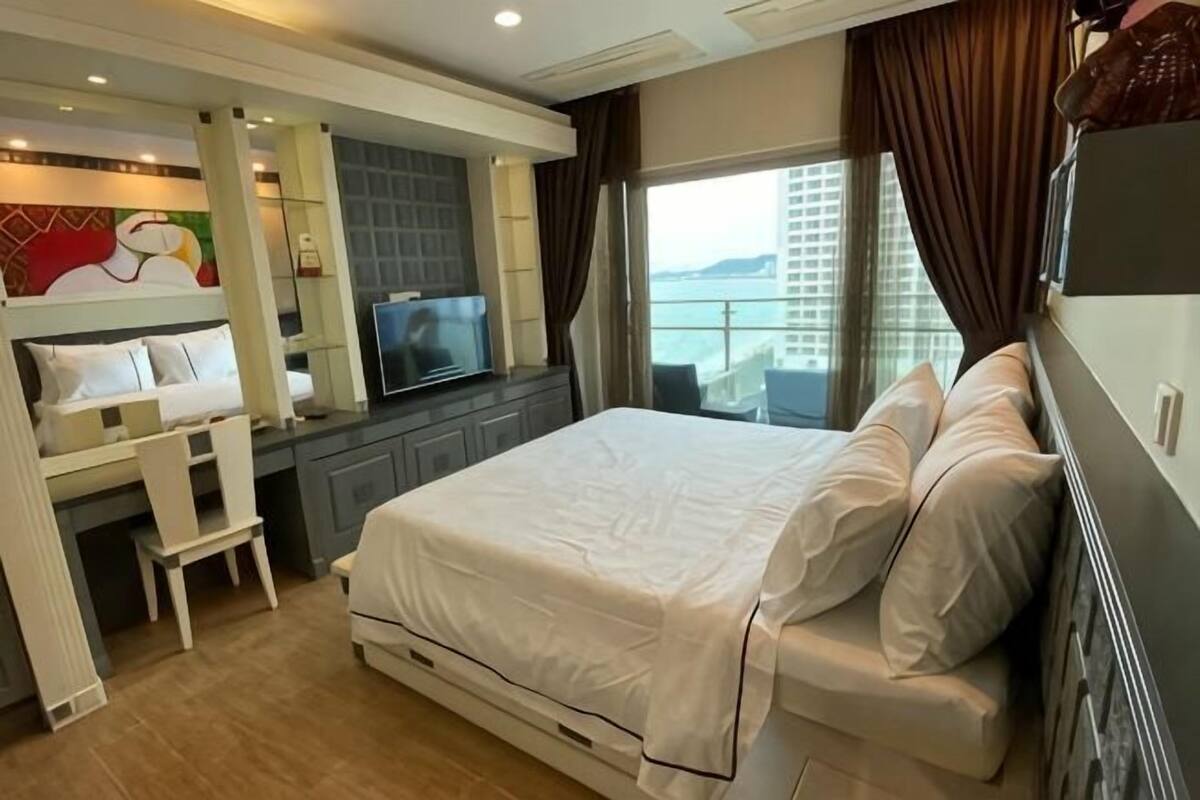 Egyptian cotton sheets, premium bedding, down duvets, minibar
