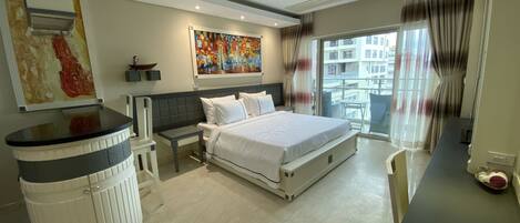 Superior Studio, 1 Queen Bed, Kitchenette, Ocean View | Egyptian cotton sheets, premium bedding, down comforters, minibar
