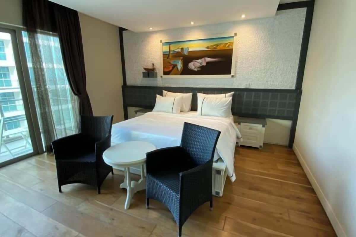 1 bedroom, Egyptian cotton sheets, premium bedding, down comforters