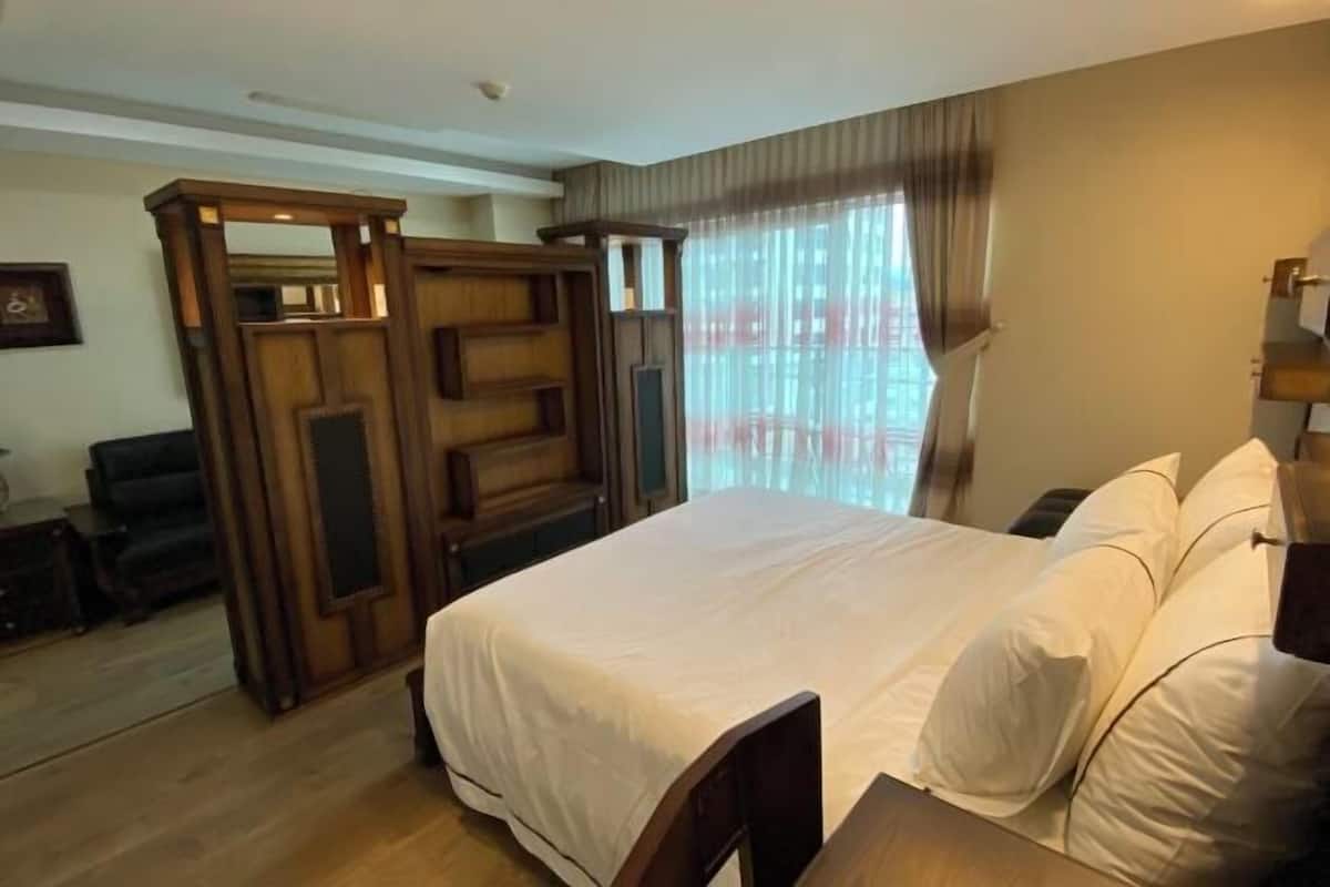 1 bedroom, Egyptian cotton sheets, premium bedding, down comforters
