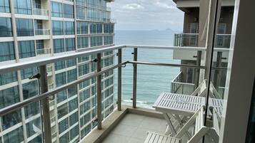 Apartemen Deluks, 1 kamar tidur, dapur kecil, pemandangan pantai | Pemandangan dari kamar