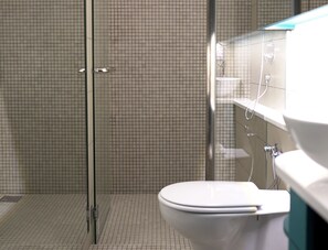 Dusche, Haartrockner, Hausschuhe, Bidet