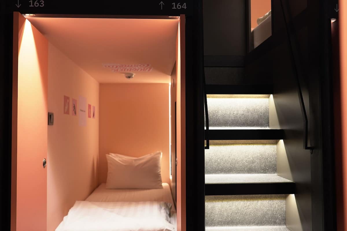 capsule women only (single) - max 12 hours | desk, free wifi, bed sheets