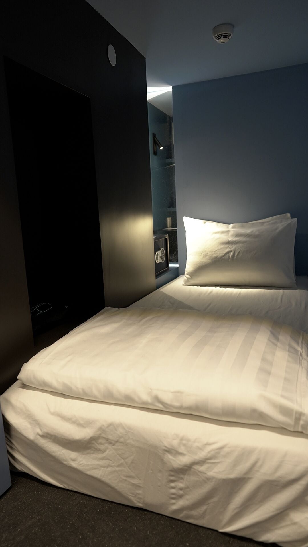 capsule mixed (single) - max 12 hours | desk, free wifi, bed sheets