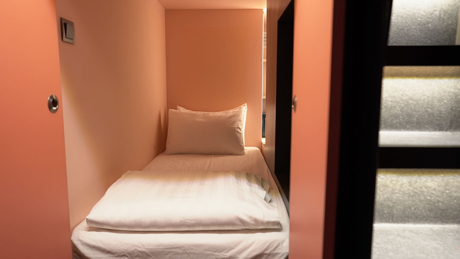 capsule women only (single) - max 12 hours | desk, free wifi, bed sheets