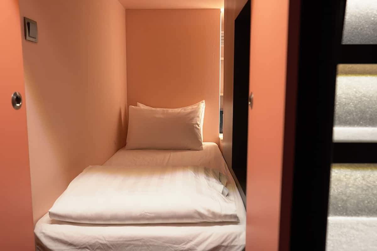 capsule women only (single) - max 12 hours | desk, free wifi, bed sheets