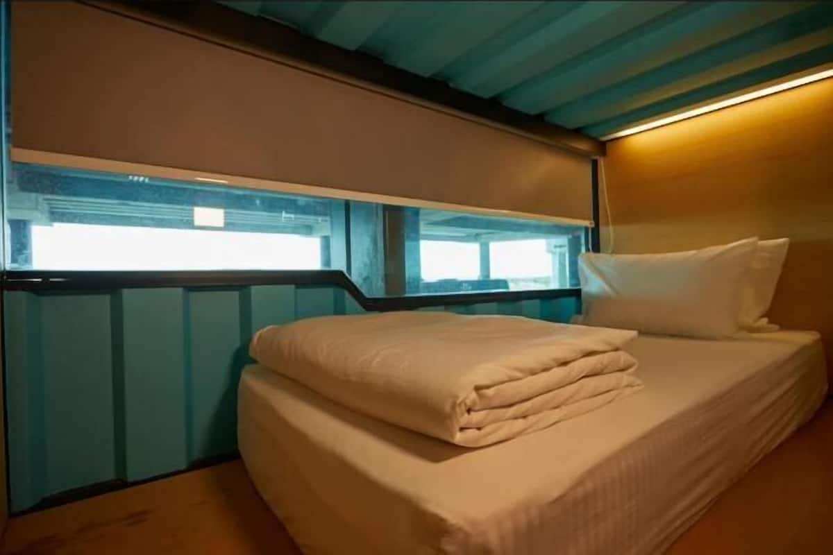 Escritorio, wifi gratis y ropa de cama
