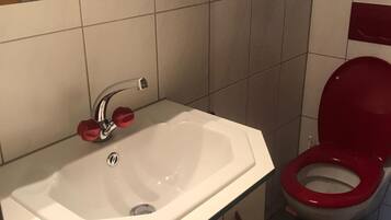 Badkamer met wastafel