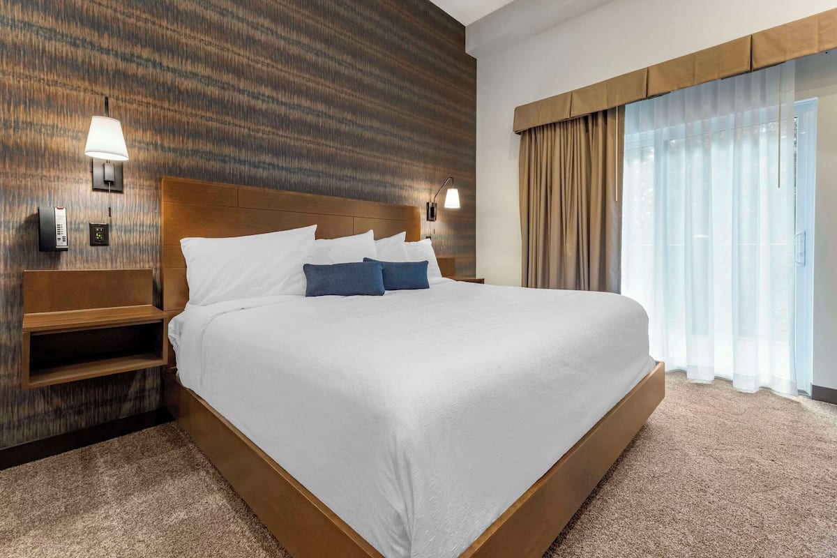 Hochwertige Bettwaren, Pillowtop-Betten, Zimmersafe, Schreibtisch