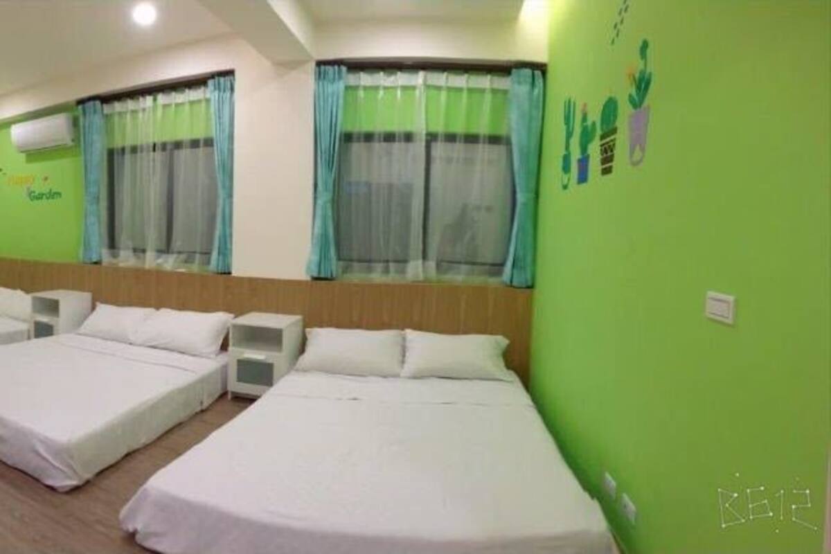 Family Room | Desk, free WiFi, bed sheets