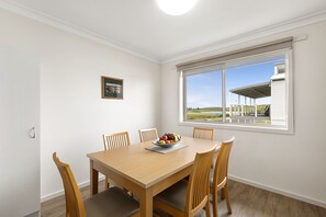 Apartment | In-room dining - Marine Cove Resort (Goolwa South)