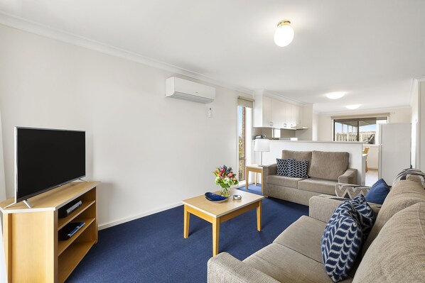 Apartment | Living area | 30-inch Smart TV with satellite channels - Marine Cove Resort (Goolwa South)