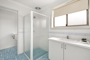 Apartment | Bathroom | Shower, hair dryer, soap, toilet paper - Marine Cove Resort (Goolwa South)