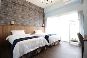 Kamar Twin Standar | Meja kerja, tirai kedap cahaya, Wi-Fi gratis, dan seprai linen