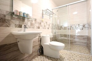 Camera quadrupla, vista montagna | Bagno | Doccia, set di cortesia gratuito, asciugacapelli, pantofole