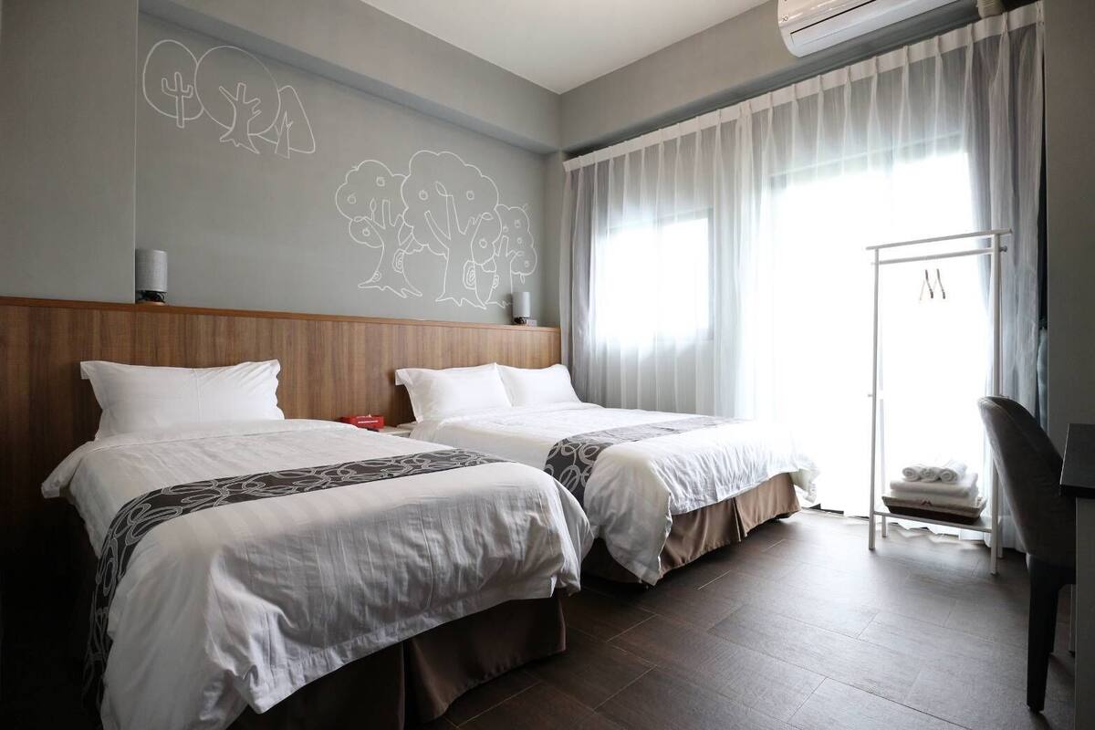 Habitación triple, vistas a la montaña | Escritorio, sistema de insonorización, wifi gratis y ropa de cama